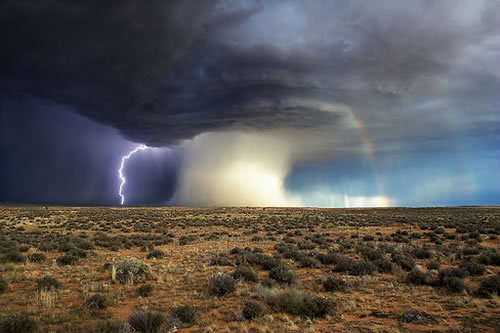 La fusión entre dos arco iris, un tornado, un rayo y como escenario un desierto. El resultado es visualmente maravilloso, aunque personalmente no me gustaría andar por ahí.